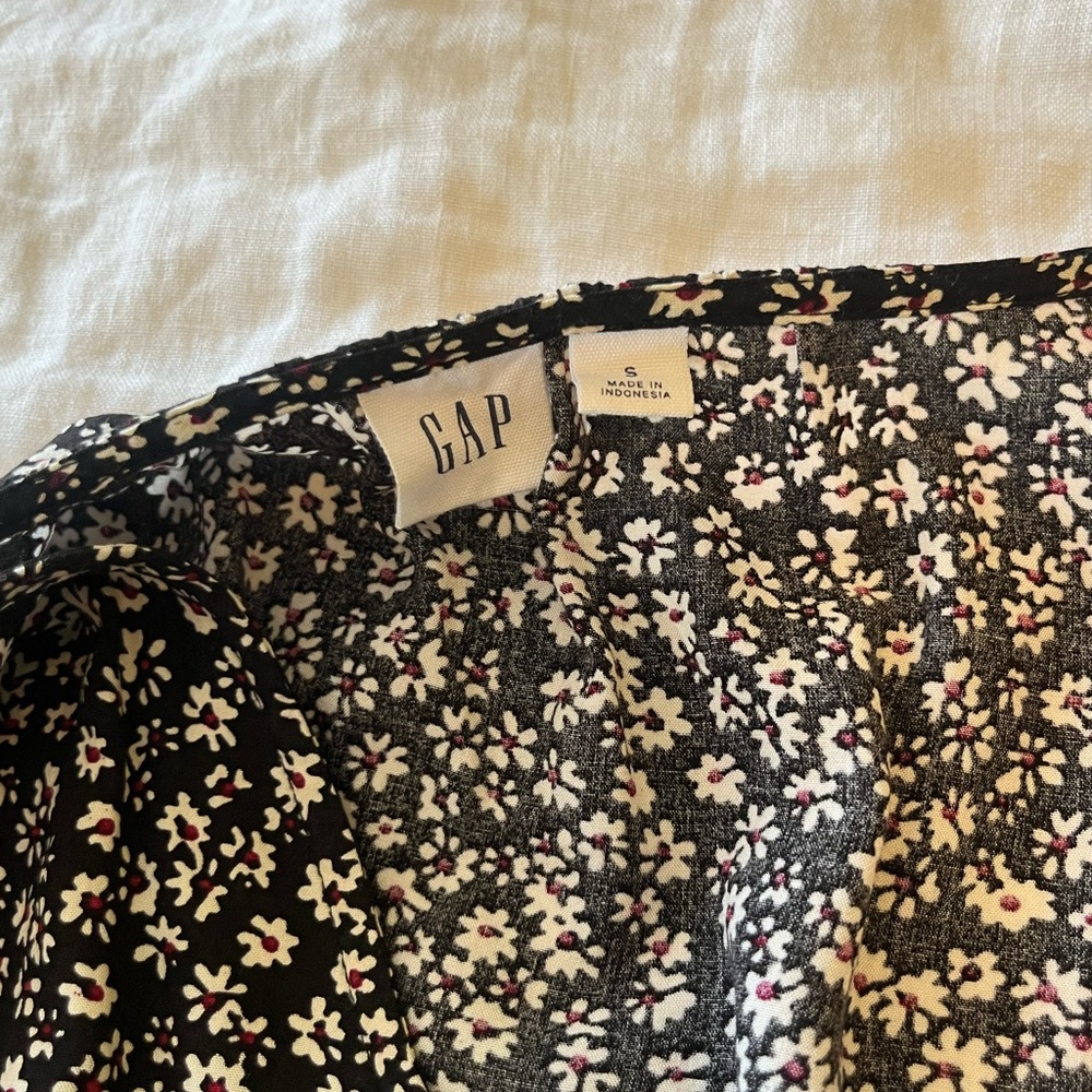 Gap Women's Black Floral V-Neck Summer Dress with drawstring tie and pockets - Picture 3 of 3
